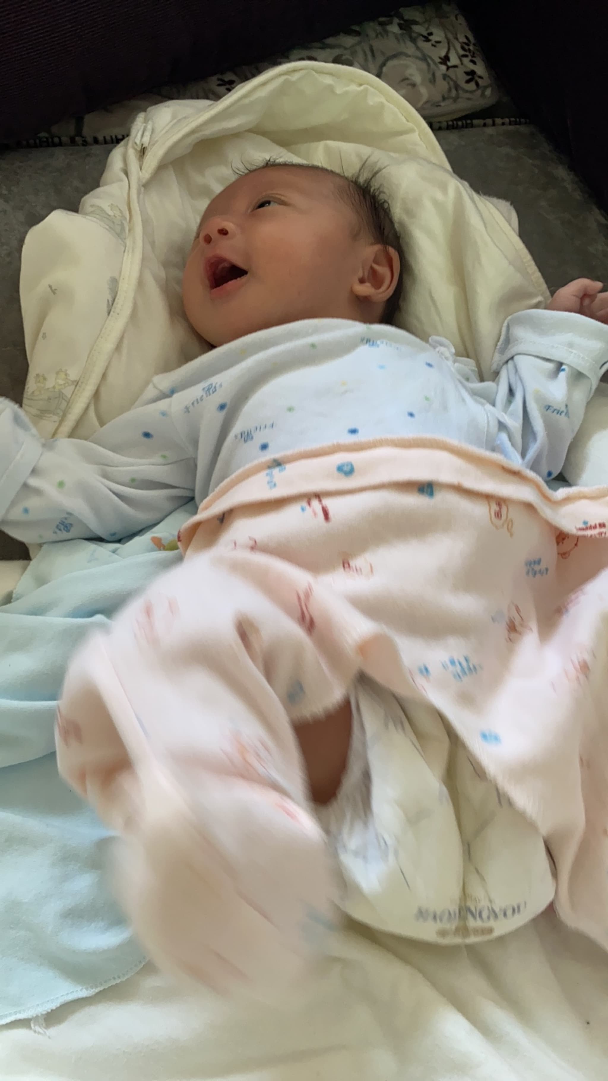 满月去外婆家，我开心的踢腿呢