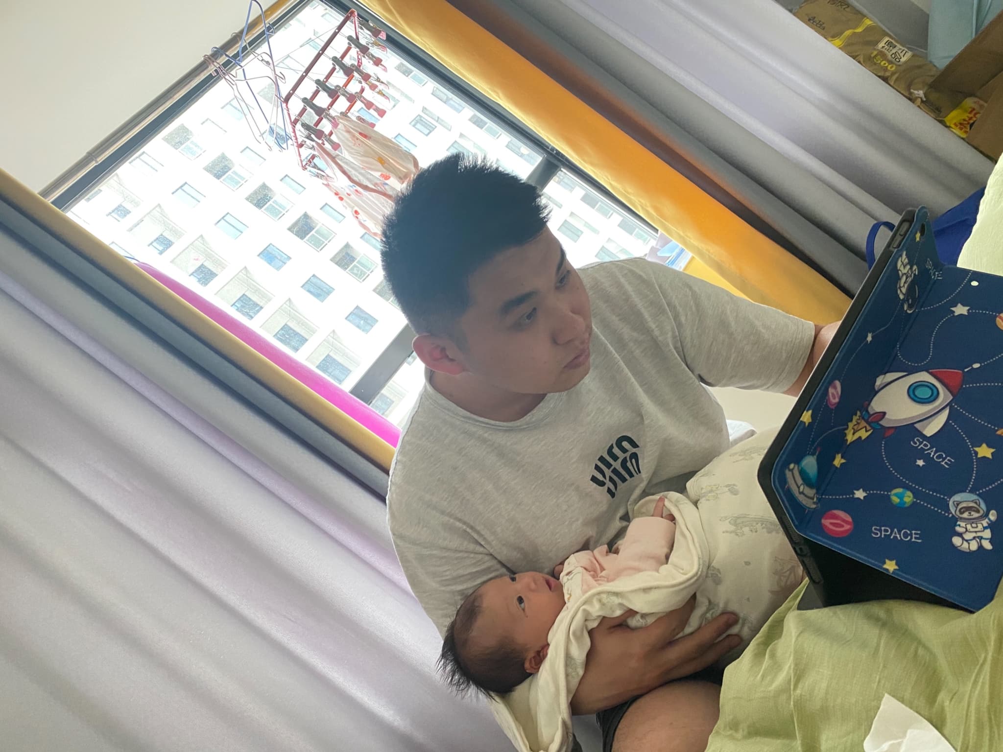 爸爸，你别看平板了，眼睛都要钻进去了