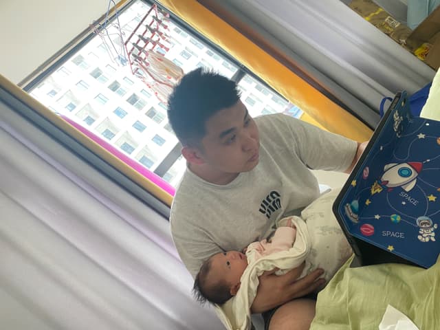 爸爸，你别看平板了，眼睛都要钻进去了