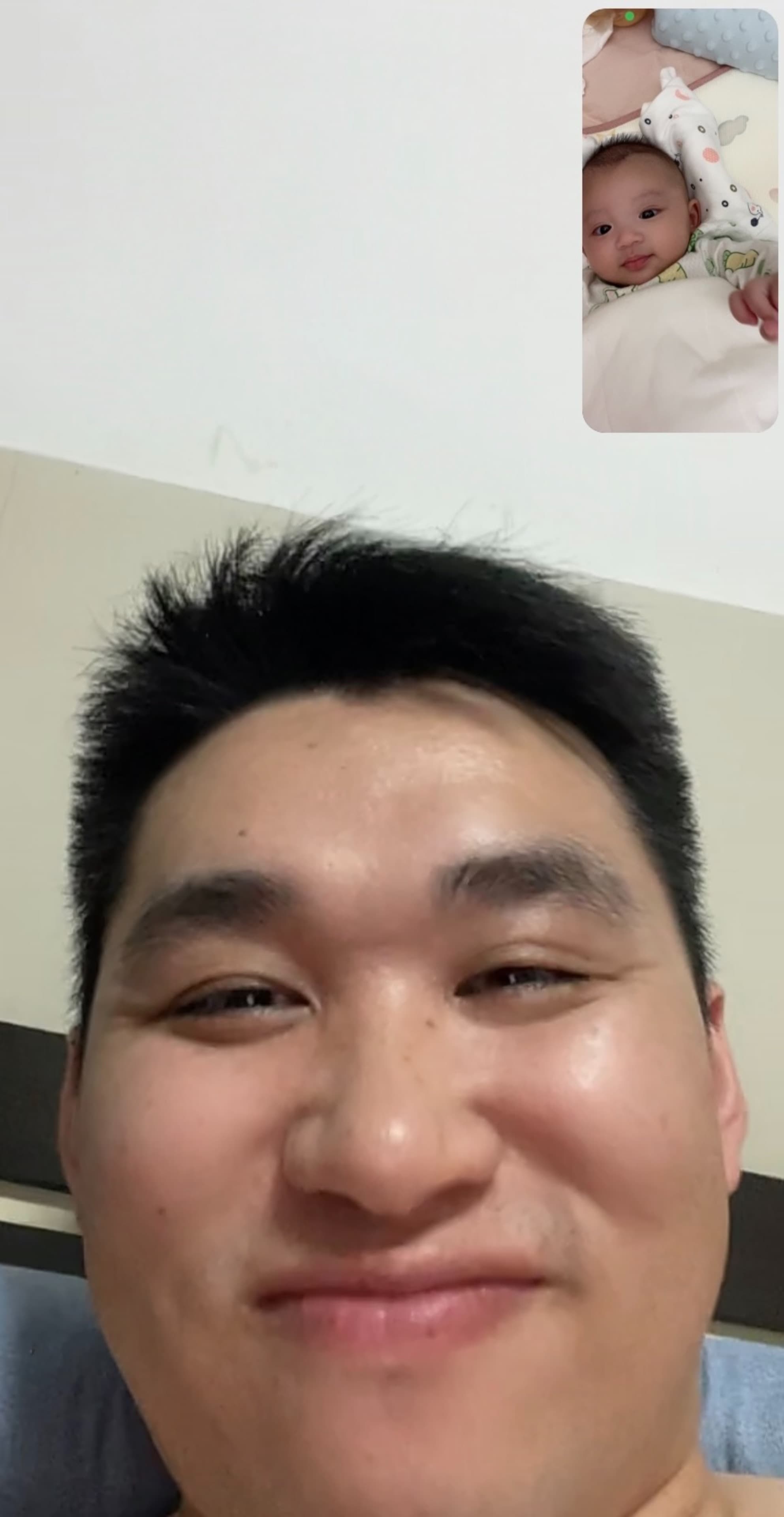 爸爸亲我，他笑的好开心😁呢