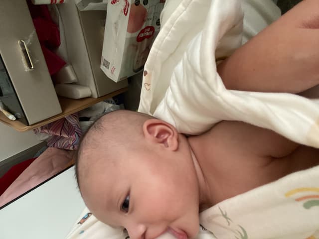 等不及洗屁股了，妈妈快给喝奶