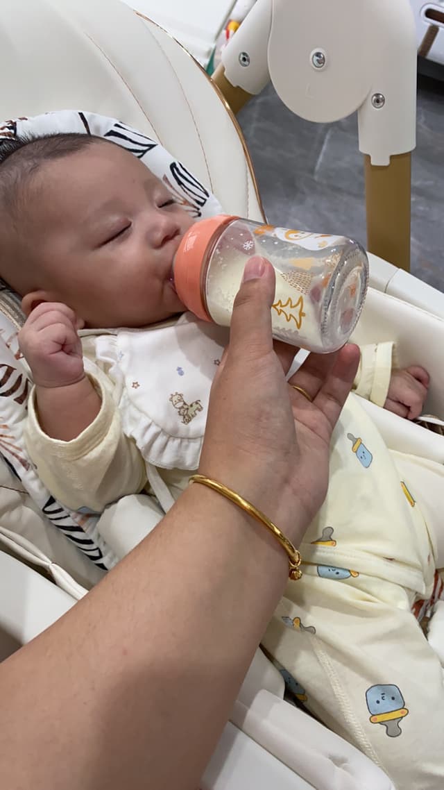 我妈说要改掉抱着吃奶睡觉的习惯，让我躺着喝奶