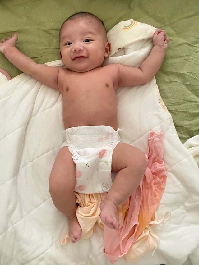 换上干净的尿裤，舒服多了😊