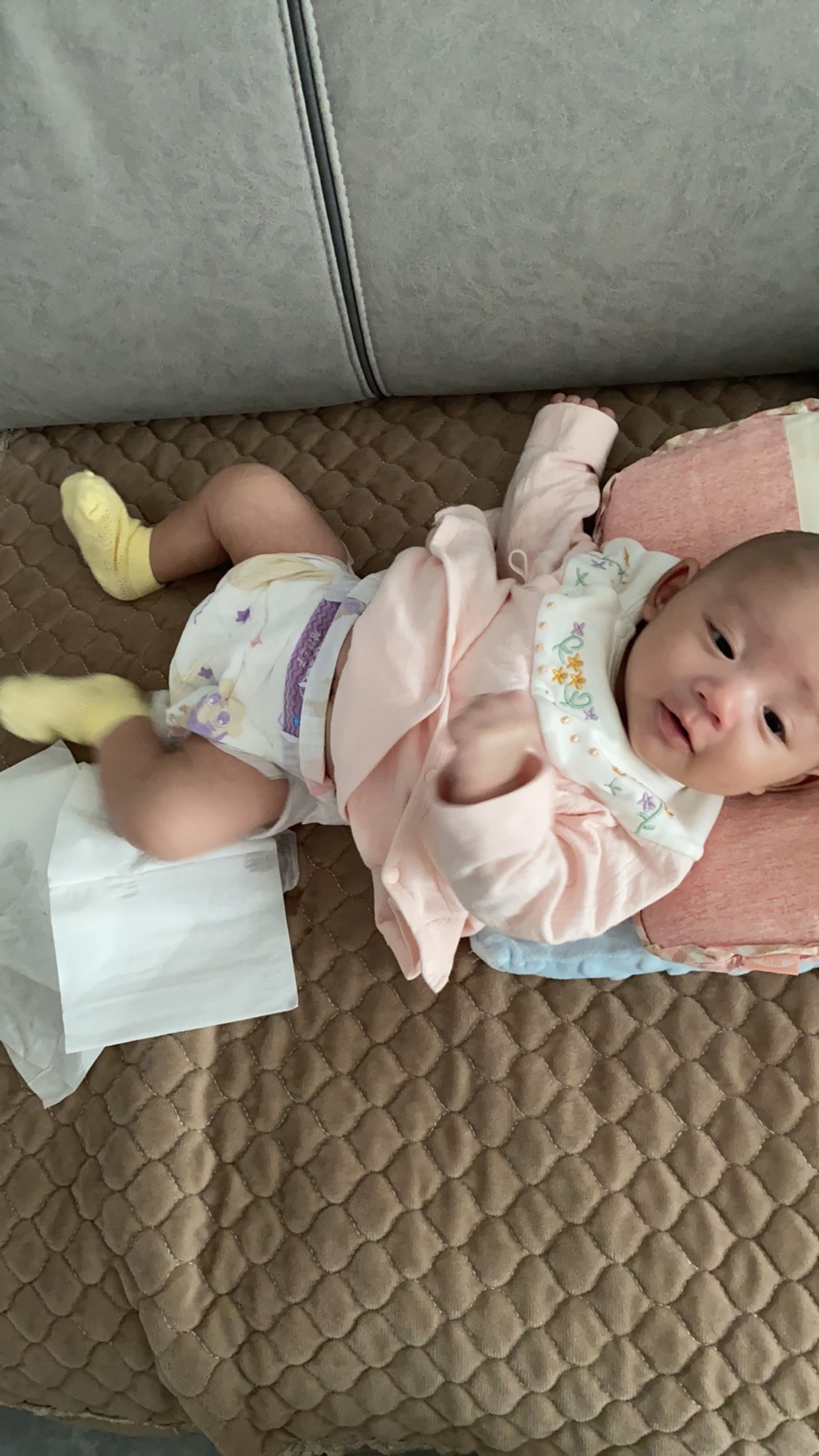 拉屎妈妈给我换尿片，一下憋不住尿了妈妈一裤子一沙发😃