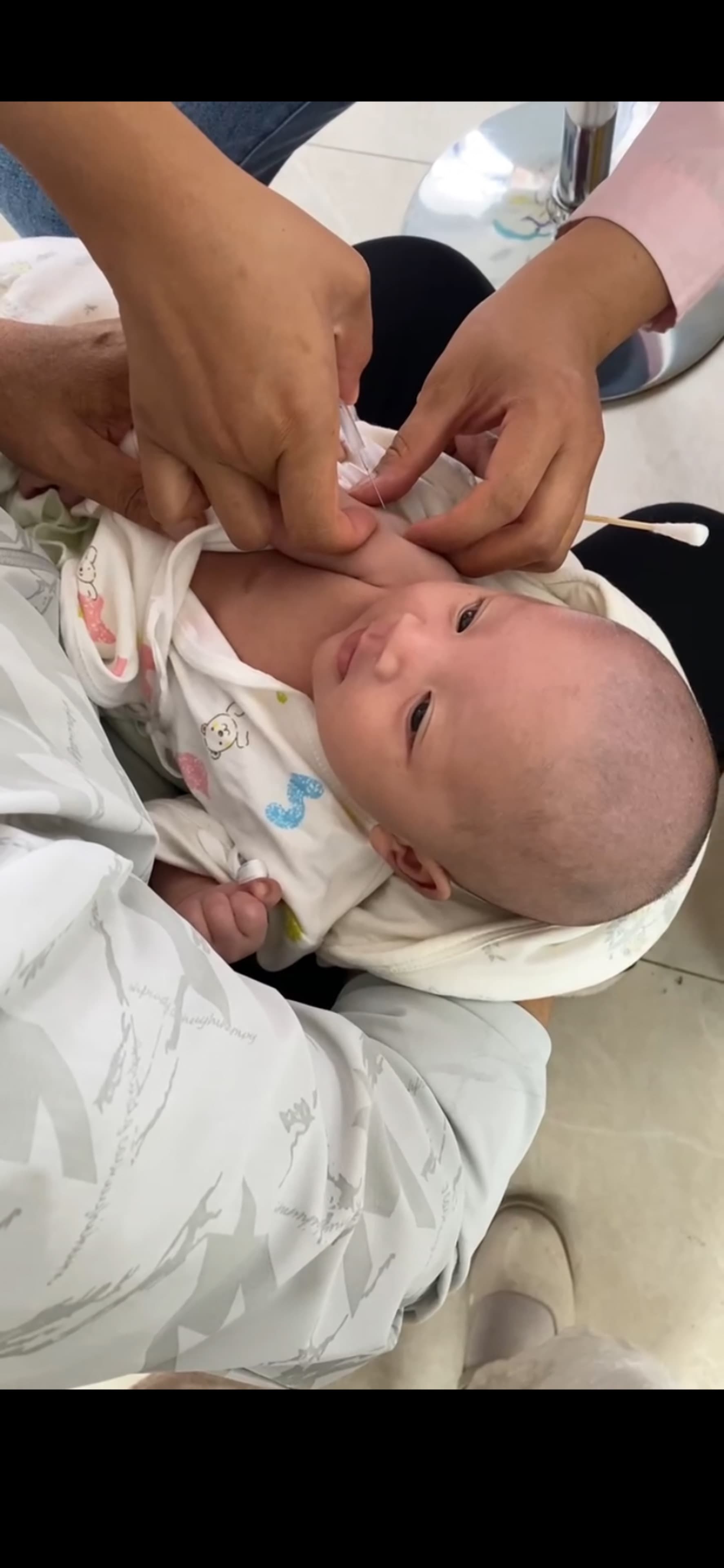 打预防针了，我哭了几声就停了，勇敢吧