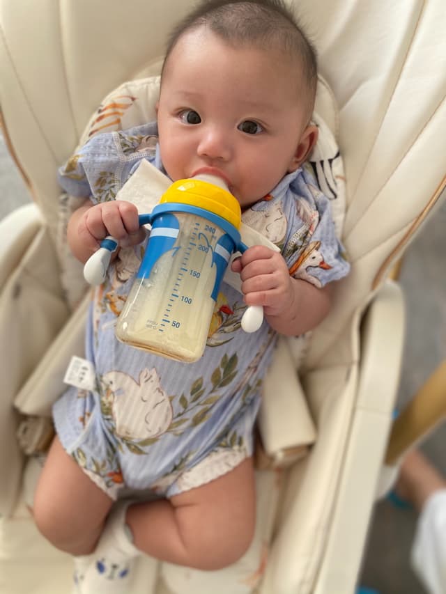 自己扶着奶瓶🍼