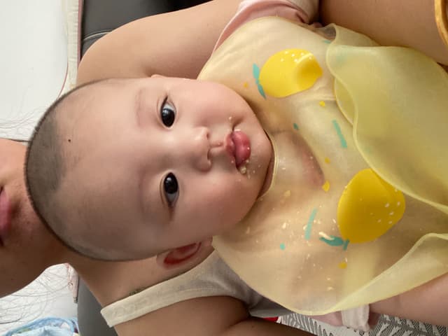 啃磨牙棒的小清清