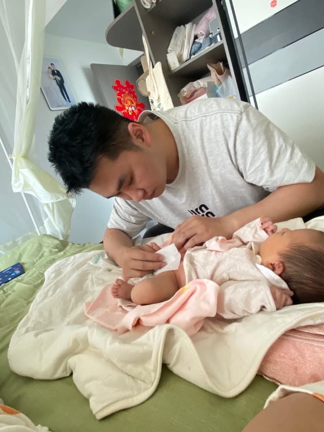 初为人父的喜悦，爸爸给我擦屁屁呢  