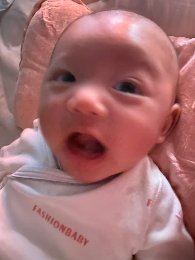 半夜干饱饭对着妈妈笑