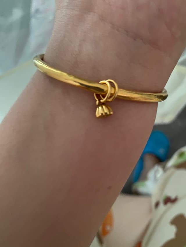 睡觉的时候我需要奶睡，妈妈躺着喂奶把手镯的铃铛也压坏了