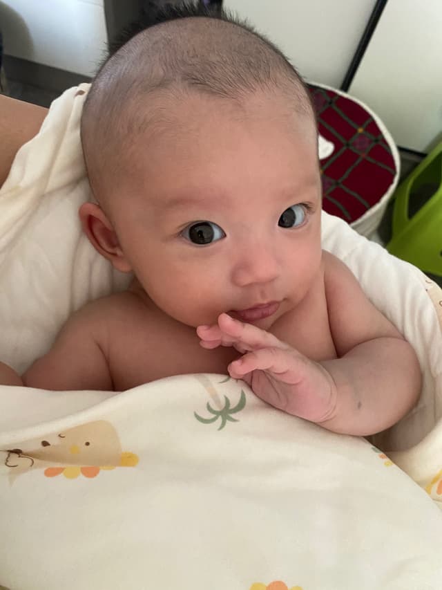 喝饱奶了，满足满足😄 看我美不美