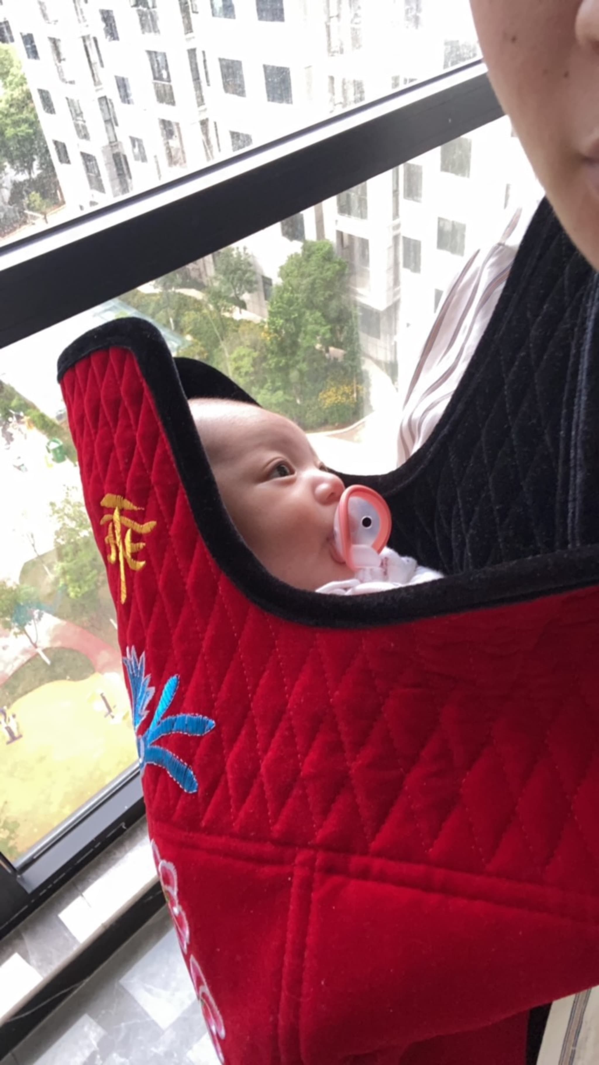 妈妈背着我要睡的香一点😃