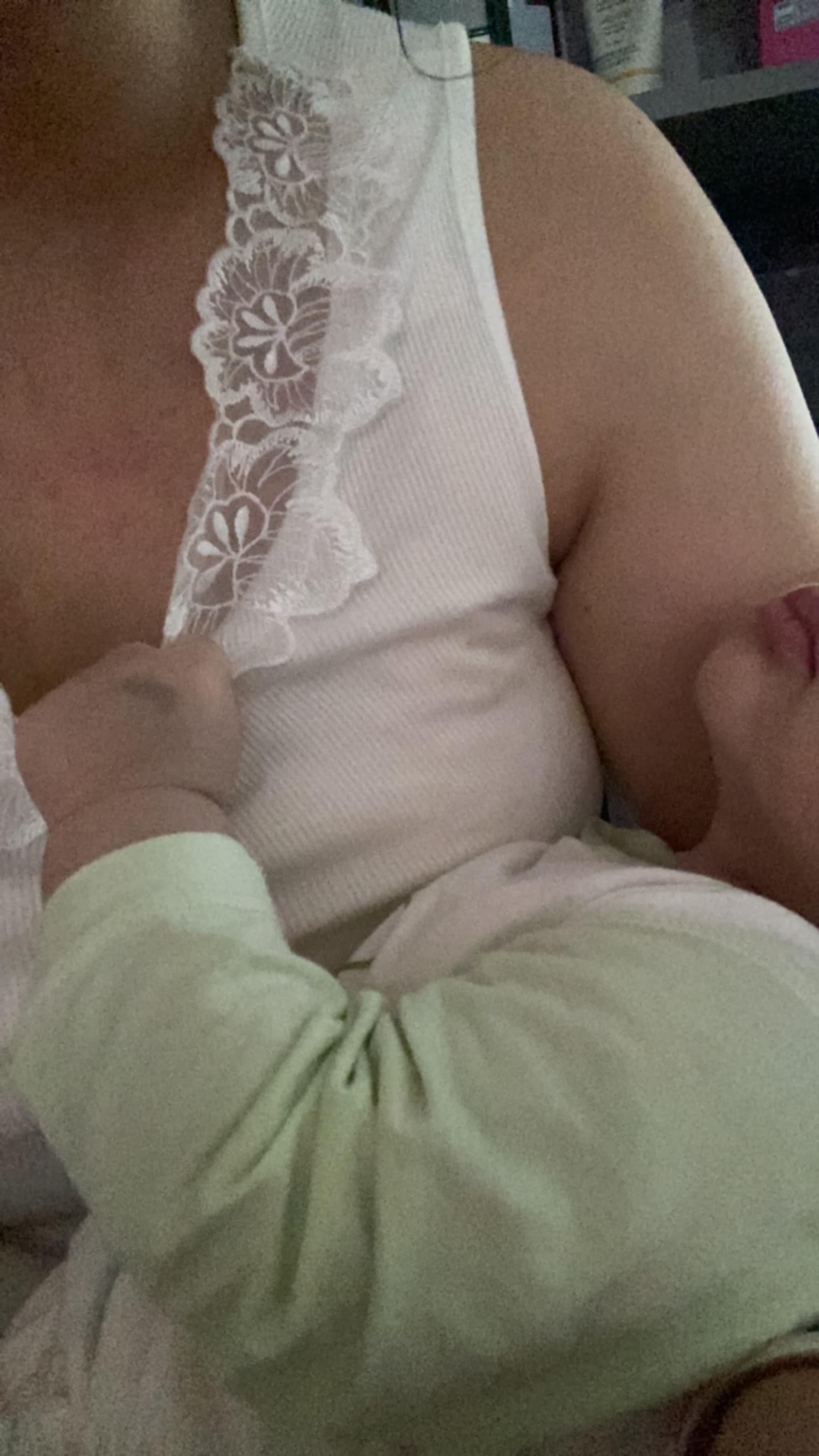 怕妈妈跑了，抓紧她的衣服