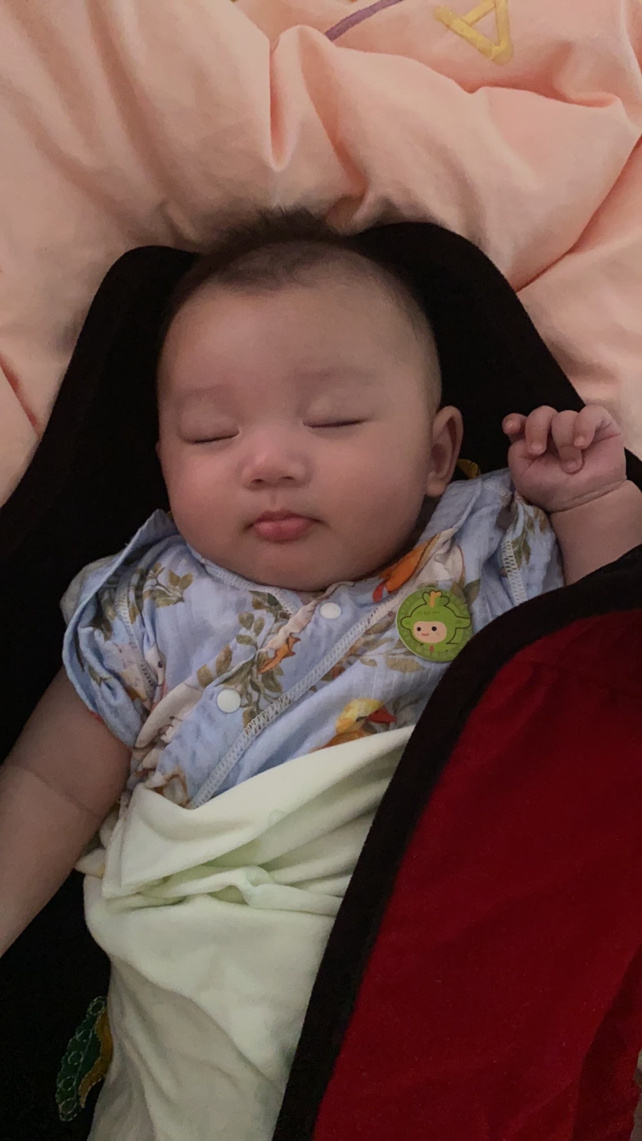 这么热的天让妈妈背着我，以后我得买好多东西给妈妈👩🏻