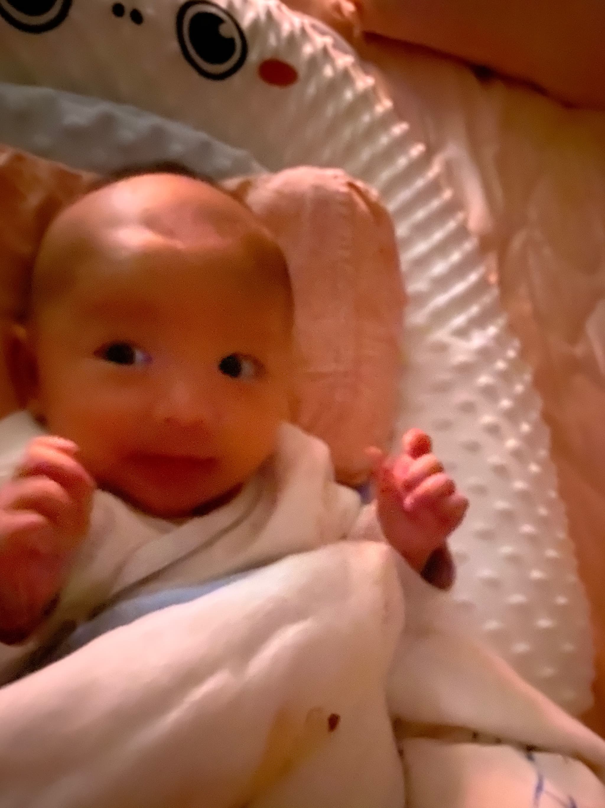 妈妈我不想睡，我精神着呢