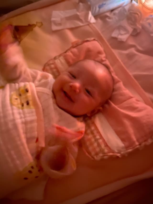 吃饱对着妈妈笑呵呵