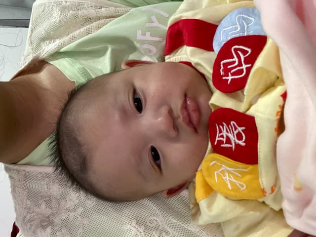 睡了一会，还是很困😪，妈妈抱着睡会😌