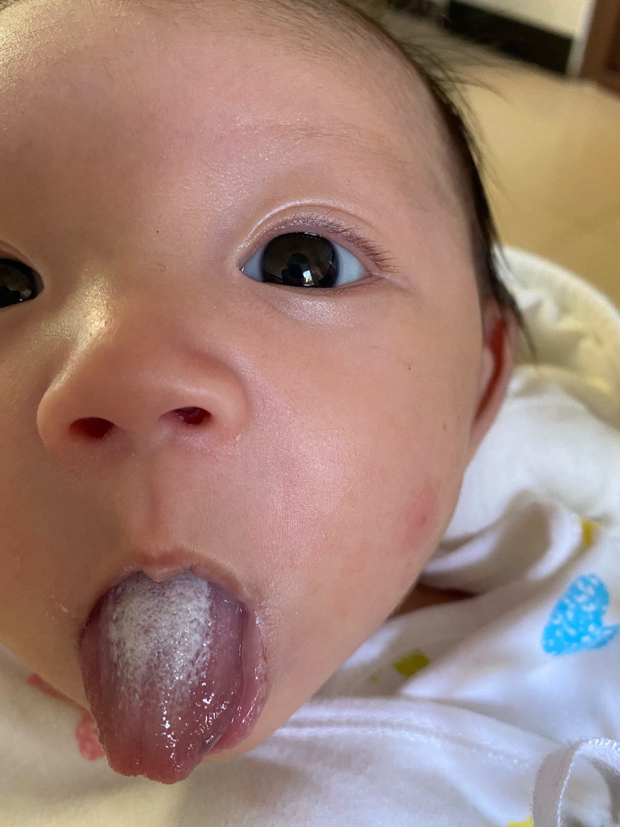 吃饱了，我伸个舌头给妈妈看看