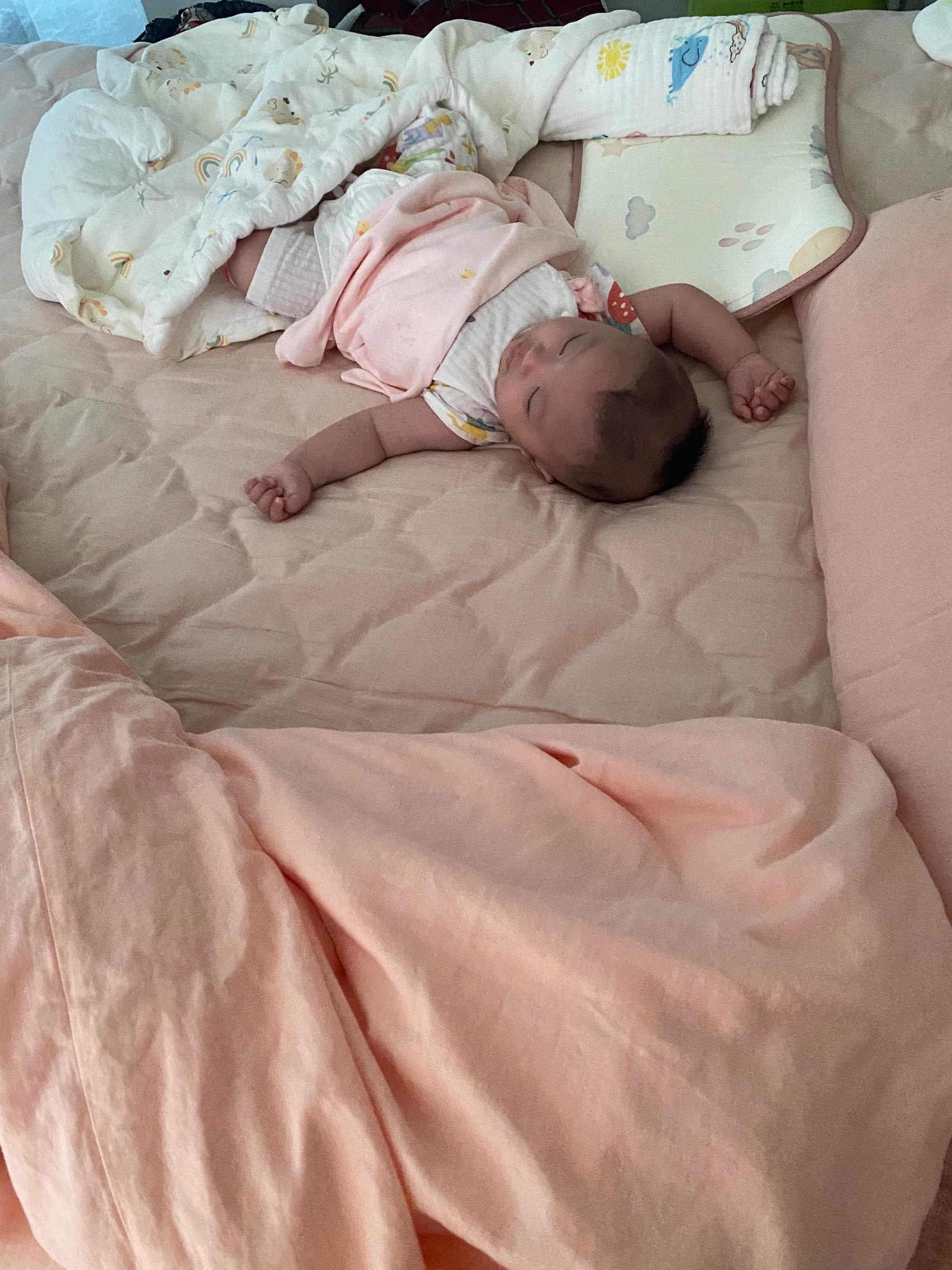 枕头不好睡，我挤到我妈那边去了