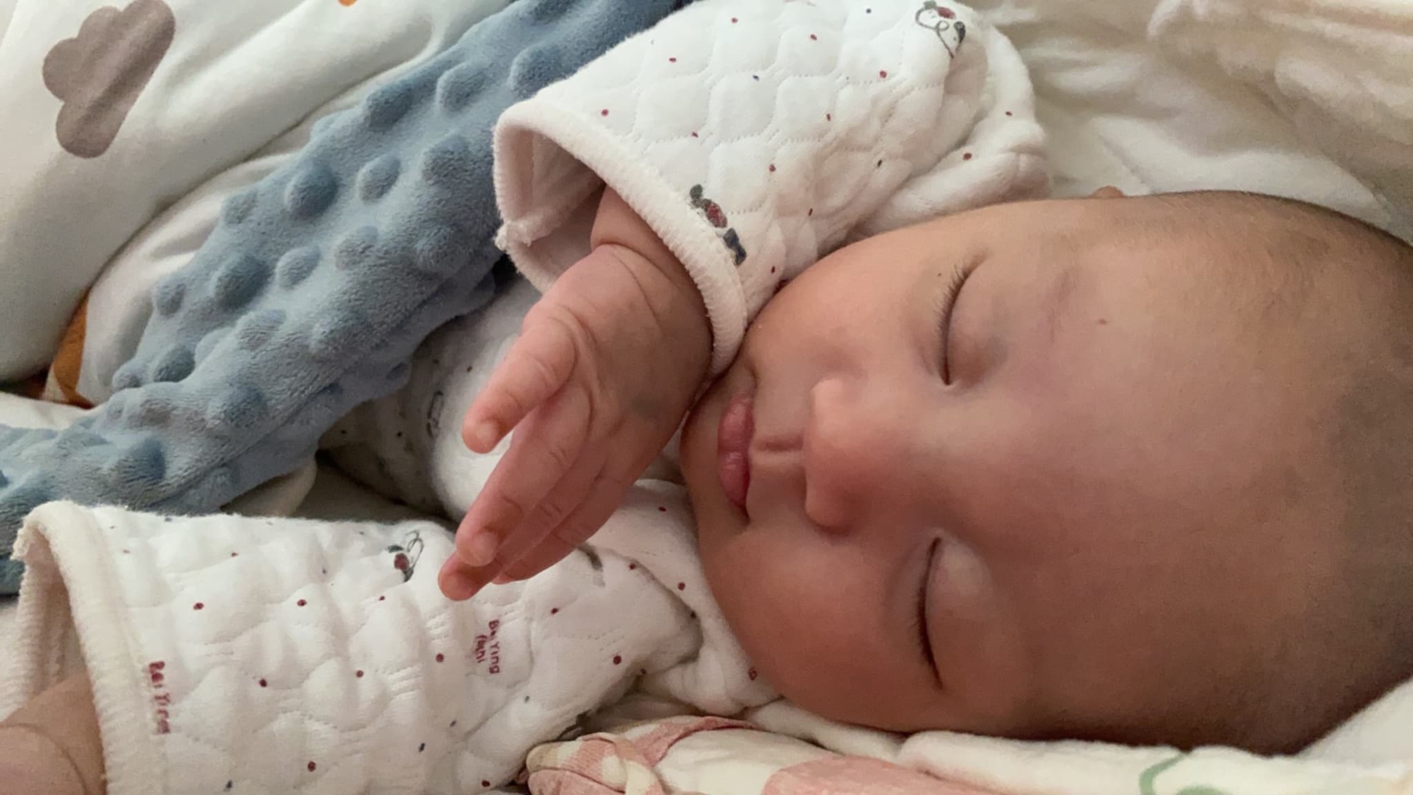 不给我妈睡，我放下就醒，就要一直抱着，随便就是三个小时