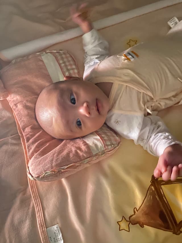 十点上床，闹到一点拉了屎，我又饿了，妈妈给我泡奶