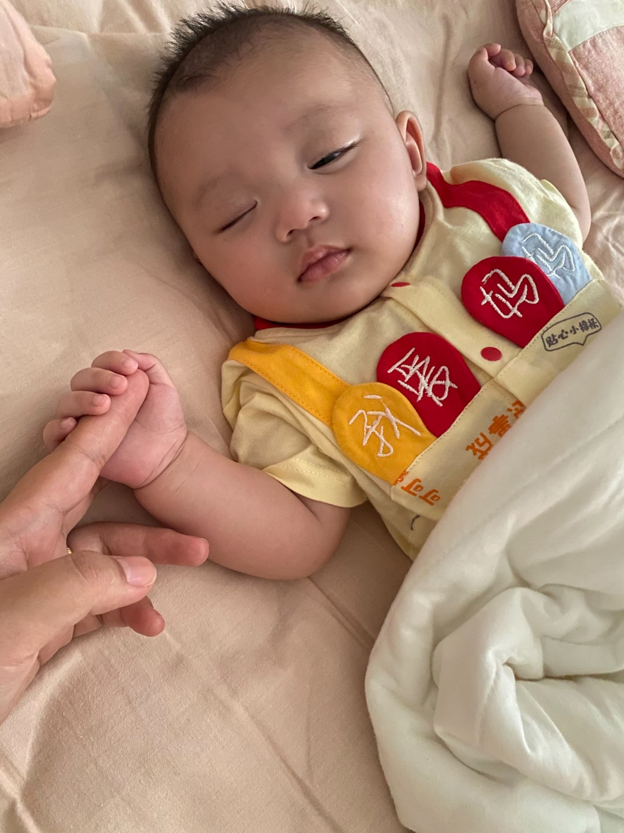 拉着妈妈睡的踏实😘