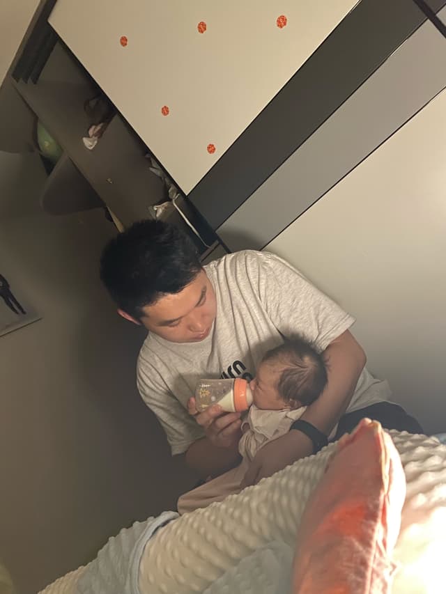 爸爸 我吃奶是不是很可爱😘