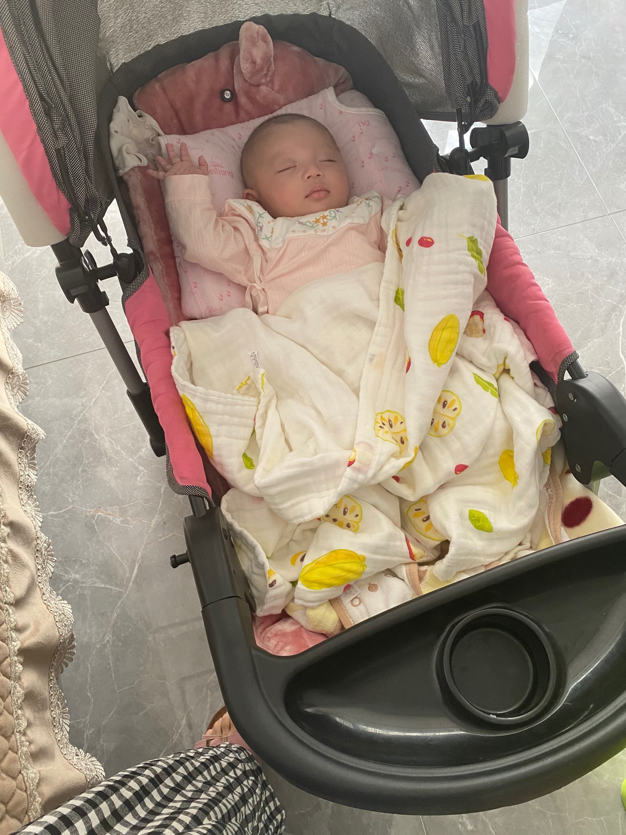 躺在小车里面睡觉真香呀