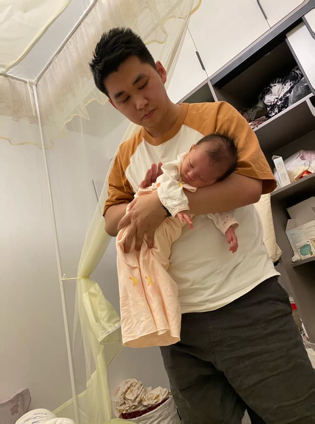 肚肚好难受，爸爸抱着我，舒服一点了😔