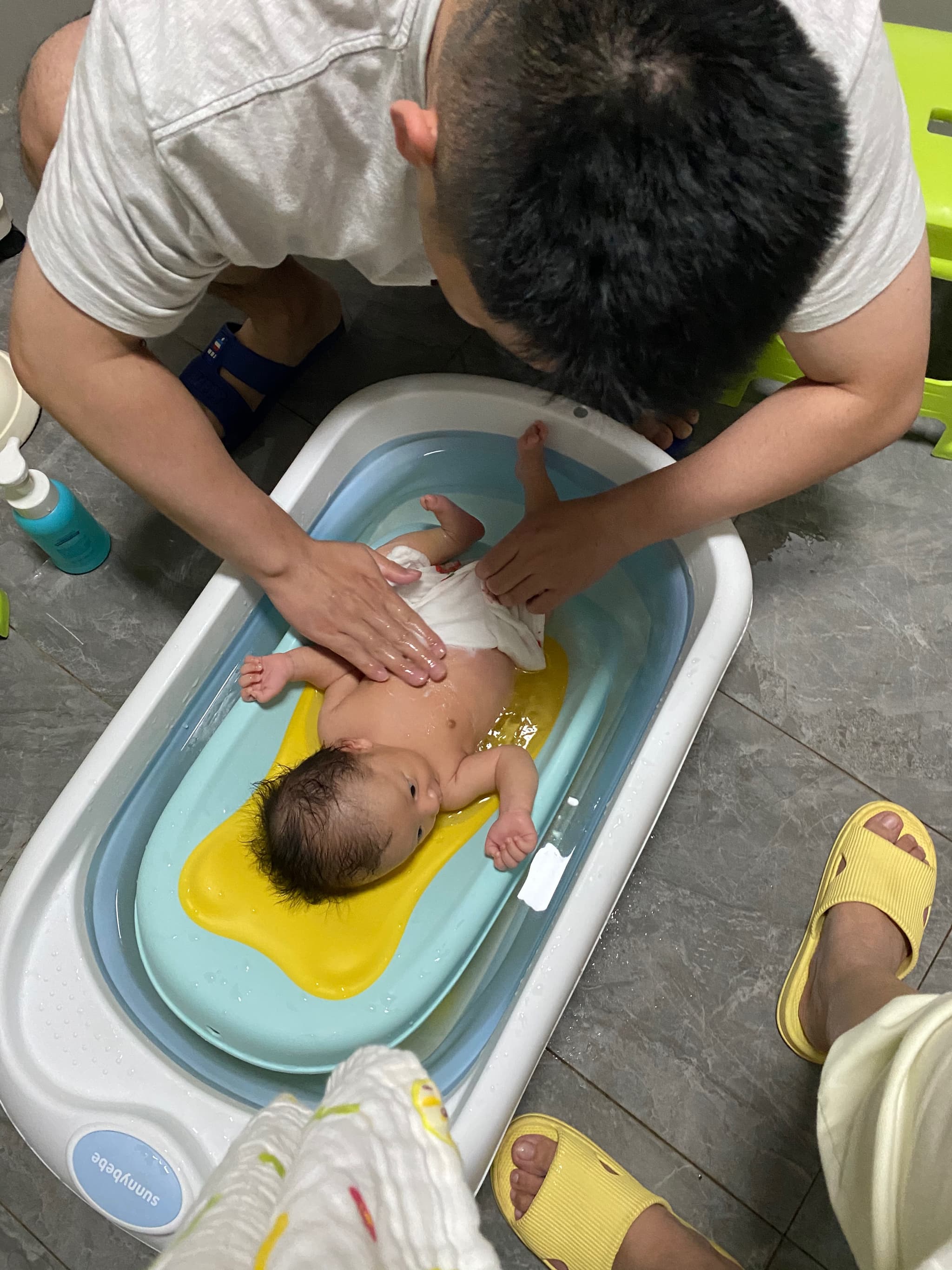 爸爸给我沐浴，妈妈给我更衣