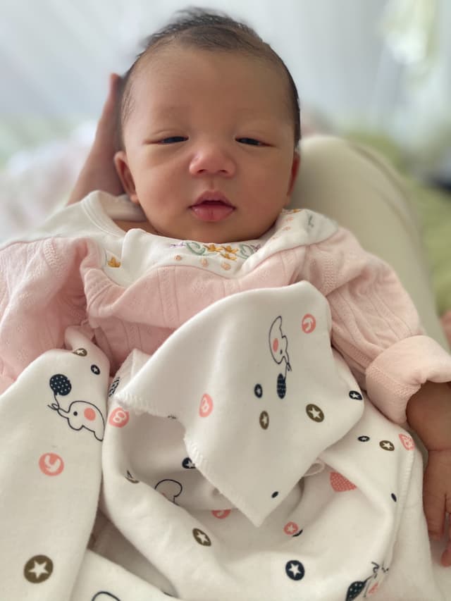 躺在妈妈的腿上真舒服呀